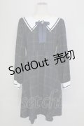 Amavel / リボンブローチ付きセーラー襟チェックワンピース  グリーンＸネイビー T-25-09-15-013-CA-OP-SA-ZI