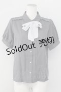 axes femme / リボンタイ付きクラシックブラウス  グレー T-25-09-27-005-AX-BL-SA-ZI