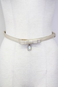 axes femme / リボンパールビジューモチーフゴムベルト  アイボリーＸ白 T-25-09-28-013-AX-ZA-SA-ZI