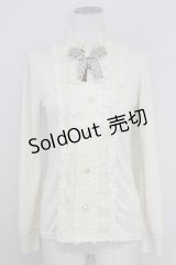 axes femme / リボンブローチ付きブラウス風プルオーバー  キナリ T-25-10-01-005-AX-TO-HS-ZS