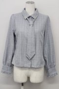 axes femme / チェック柄ネクタイ付きブラウス  グレー T-25-10-10-005-AX-BL-SA-ZT