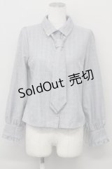axes femme / チェック柄ネクタイ付きブラウス  グレー T-25-10-10-005-AX-BL-SA-ZT255