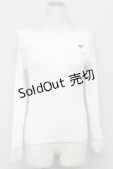 axes femme / ロゴ刺繍入オフショルニット  シロ T-25-10-17-007-AX-TO-SA-ZT265