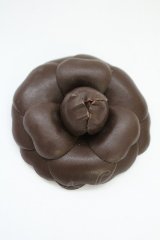 INGEBORG / レザーカメリアブローチ  ブラウン T-25-10-29-025-LO-AC-SA-ZT434-F001