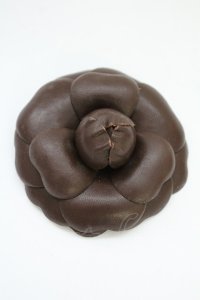 INGEBORG / レザーカメリアブローチ  ブラウン T-25-10-29-025-LO-AC-SA-ZT434-F001