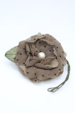 画像1: 【SALE】INGEBORG / パールドットカメリアコサージュ  ブラウン T-25-10-29-027-LO-AC-SA-ZT434-F001 (1)