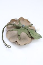 画像2: 【SALE】INGEBORG / パールドットカメリアコサージュ  ブラウン T-25-10-29-027-LO-AC-SA-ZT434-F001 (2)