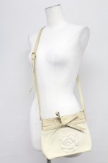 画像1: 【SALE】INGEBORG / カメリア刺繍ポシェット  アイボリー T-25-10-29-013-LO-BG-SA-ZTK026 (1)