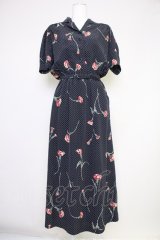 INGEBORG / カーネーションドットプリント半袖ワンピース  ネイビーＸ赤Ｘ緑 T-25-10-30-033-LO-OP-SA-ZI