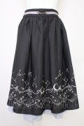 axes femme POETIQUE / 星座刺繍ビットデザインスカート  黒 T-25-10-30-040-AX-SK-SA-ZT