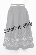 axes femme POETIQUE / 星座刺繍ビットデザインスカート  黒 T-25-10-30-040-AX-SK-SA-ZI