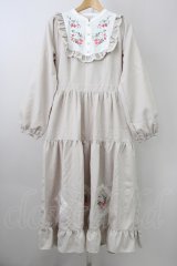 axes femme POETIQUE / ブロッキングベリー刺繍ワンピース M ベージュ T-25-11-09-037-AX-OP-SA-ZT440