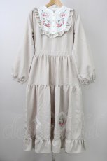 画像1: axes femme POETIQUE / ブロッキングベリー刺繍ワンピース M ベージュ T-25-11-09-037-AX-OP-SA-ZH (1)