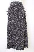 INGEBORG / リボン付小花柄スカート  ブラック T-25-11-09-048-LO-SK-SA-ZT431
