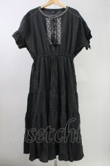 PINK HOUSE / フロント刺繍半袖ロングワンピース  グレー T-25-11-09-012-LO-OP-SA-ZT509