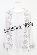 axes femme / ミュルーズ染織美術館コラボ/刺繍入りフレア袖ブラウス M グレージュ T-25-11-09-017-AX-BL-SA-ZT509