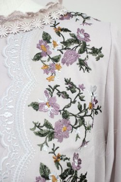 画像3: axes femme / ミュルーズ染織美術館コラボ/刺繍入りフレア袖ブラウス M グレージュ T-25-11-09-017-AX-BL-SA-ZT