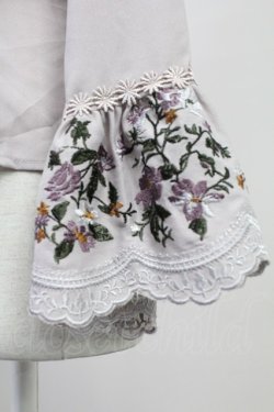 画像4: axes femme / ミュルーズ染織美術館コラボ/刺繍入りフレア袖ブラウス M グレージュ T-25-11-09-017-AX-BL-SA-ZT