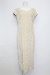 INGEBORG / 型押し風小花総柄半袖ワンピース  アイボリー T-25-11-15-039-LO-OP-SA-ZI