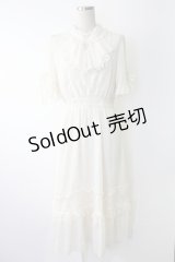 axes femme / カメオ付フレア袖ワンピース  キナリ T-25-12-03-041-AX-OP-SA-ZI