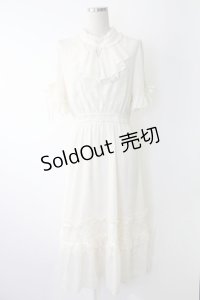 axes femme / カメオ付フレア袖ワンピース  キナリ T-25-12-03-041-AX-OP-SA-ZI