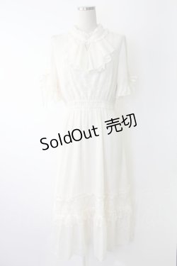 画像1: axes femme / カメオ付フレア袖ワンピース  キナリ T-25-12-03-041-AX-OP-SA-ZT