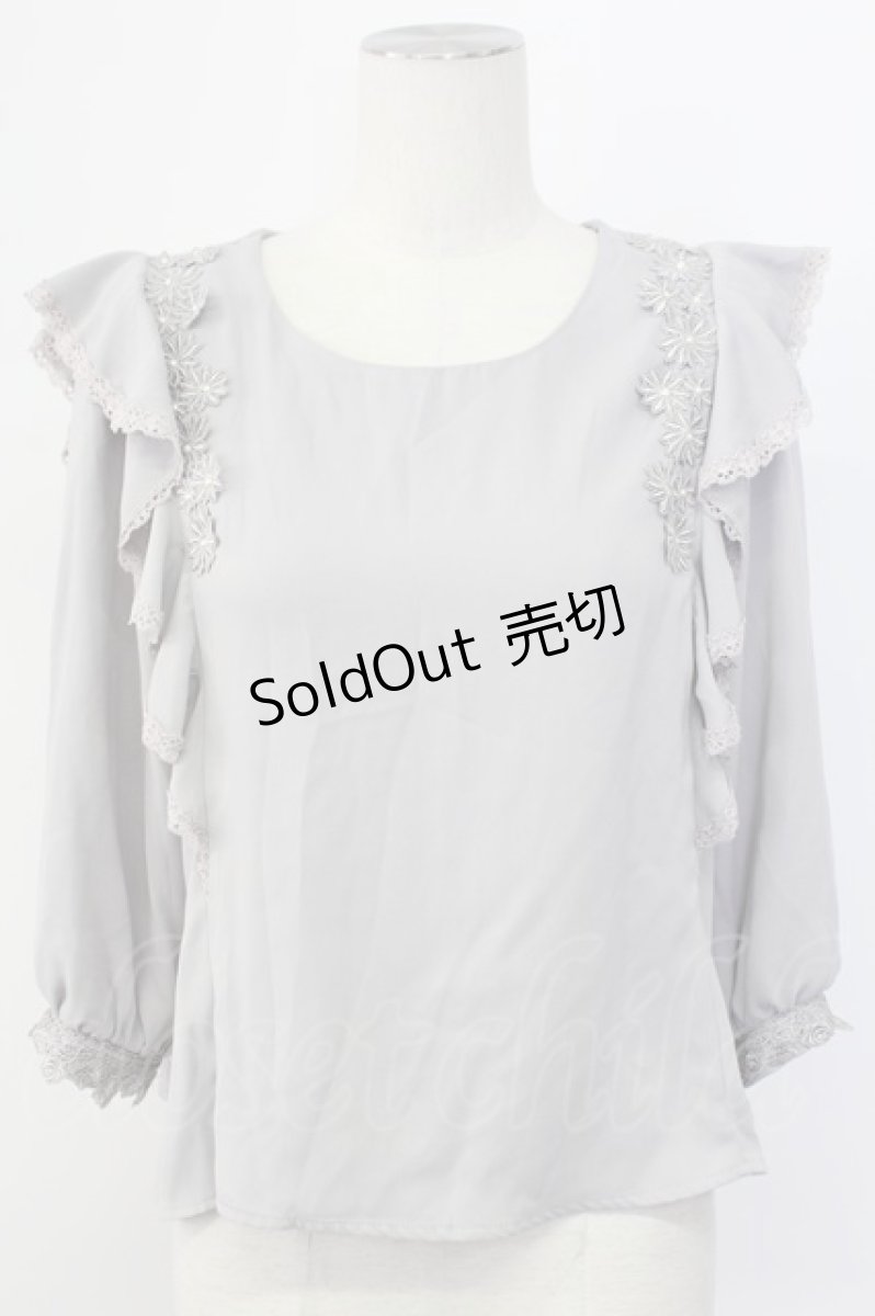 画像1: axes femme / 肩フリルお花モチーフ付きブラウス M グレー T-25-12-11-022-AX-TO-SA-ZI (1)
