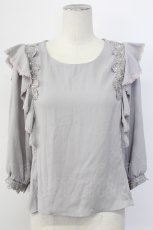 画像1: axes femme / 肩フリルお花モチーフ付きブラウス M グレー T-25-12-11-022-AX-TO-SA-ZI (1)