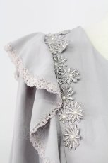 画像3: axes femme / 肩フリルお花モチーフ付きブラウス M グレー T-25-12-11-022-AX-TO-SA-ZI (3)