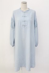 axes femme / 袖刺繍チャイナ釦シャツワンピース M サックス T-25-12-18-022-AX-OP-SA-ZT