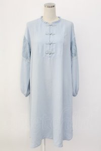 axes femme / 袖刺繍チャイナ釦シャツワンピース M サックス T-25-12-18-022-AX-OP-SA-ZT