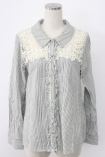 画像1: axes femme / 肩レース使いシャツ  黒Ｘ白 T-25-12-22-040-AX-BL-SA-ZT531 (1)