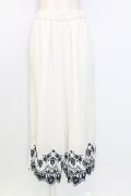 axes femme / 裾刺繍ワイドパンツ  アイボリー T-25-12-25-032-AX-PA-SA-ZT