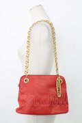 INGEBORG / ロゴチャーム付きチェーンハンドバッグ  レッド T-25-12-28-013-LO-BG-SA-ZT