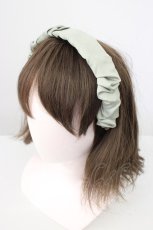 画像1: Maison de FLEUR / サテンギャザーカチューシャ  グリーン T-26-01-18-032-LO-AC-SA-ZT485 (1)