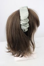 画像2: Maison de FLEUR / サテンギャザーカチューシャ  グリーン T-26-01-18-032-LO-AC-SA-ZT485 (2)