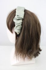 画像3: Maison de FLEUR / サテンギャザーカチューシャ  グリーン T-26-01-18-032-LO-AC-SA-ZT485 (3)