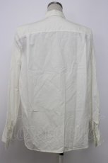 画像2: INGEBORG / カメリアリボン刺繍ポケットシャツ  ホワイト T-26-01-29-001-LO-BL-SA-ZT581 (2)
