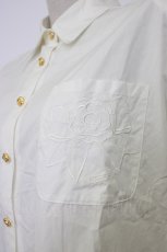 画像8: INGEBORG / カメリアリボン刺繍ポケットシャツ  ホワイト T-26-01-29-001-LO-BL-SA-ZT581 (8)
