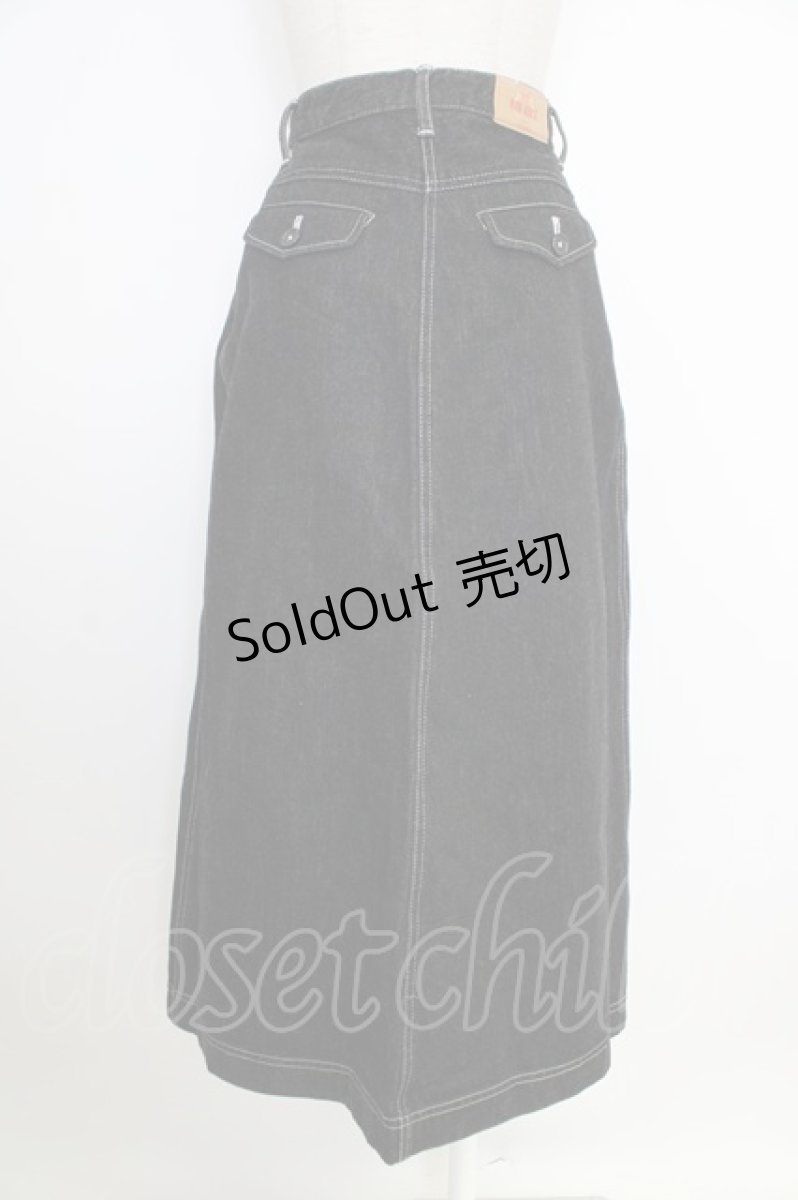 画像2: PINK HOUSE / ロゴワッペン前開きデニムスカート  ブラック T-26-02-01-020-LO-SK-SA-ZT581 (2)