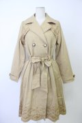 axes femme / 刺繍入りトレンチコート M ベージュ T-26-02-03-024-AX-CO-SA-ZT