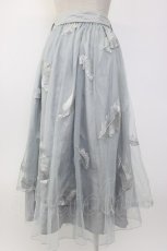 画像2: axes femme / フェザー刺繍チュールスカート  サックス T-26-02-08-028-AX-SK-SA-ZT584 (2)