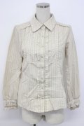 axes femme / 王冠ボタンストライプフリルブラウス M ベージュ T-26-02-17-006-AX-BL-SA-ZT