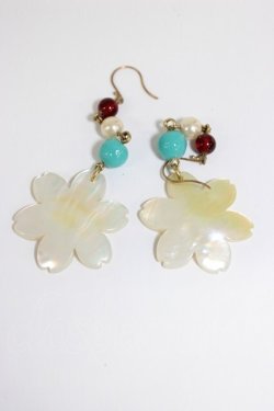 画像4: WONDERFUL WORLD / 桜ビーズピアス  白Ｘ青Ｘブラウン T-26-02-28-004-LO-AC-SA-ZT