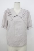 evelyn / パール襟半袖ブラウス  グレー T-26-03-08-021-LO-BL-SA-ZT