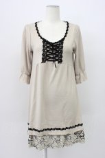 画像1: axes femme / フロント編み上げ半袖ワンピース  ベージュX黒 T-26-03-13-023-AX-OP-SA-ZT (1)