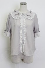 画像1: axes femme kawaii / プチリボン半袖ブラウス  グレー T-26-03-13-003-AX-BL-SA-ZT (1)