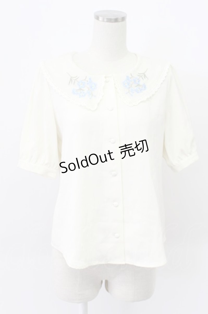 画像1: Fi.n.t / デルフィニウム刺繍ビッグカラーブラウス  ホワイト×ブルー T-26-03-16-005-CA-TO-SA-ZT (1)