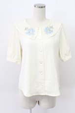 画像1: Fi.n.t / デルフィニウム刺繍ビッグカラーブラウス  ホワイト×ブルー T-26-03-16-005-CA-TO-SA-ZT (1)