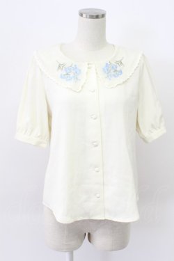 画像1: Fi.n.t / デルフィニウム刺繍ビッグカラーブラウス  ホワイト×ブルー T-26-03-16-005-CA-TO-SA-ZT